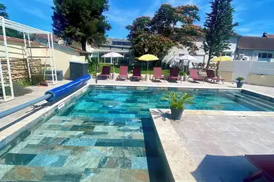 Maison Bourgogne 400m2, 2 piscines intérieure/extérieure, spa, commerces à 50m
