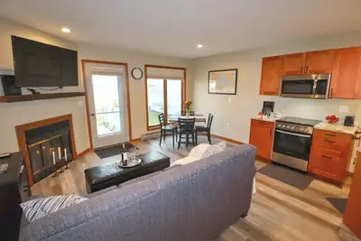 Image de Modern Beach Front Condo with Lake Views