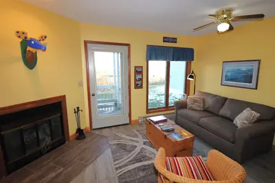 Image de Colorful Beach Front Condo with Lake Views