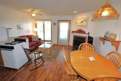 Image de Classic Beach Front Condo with Lake Views
