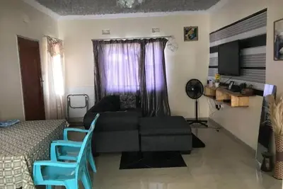 Image de cosy stay behind airport