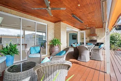 Image de Expansive Family Entertainer In Blue Chip Locale