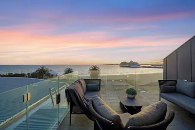 Image de Stylish Bay-Side Executive Apt. w/ parking
