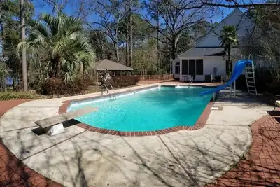 Image de Lakeside with a pool, zip line, horse shoe pit, kayaks. Large gathering spaces