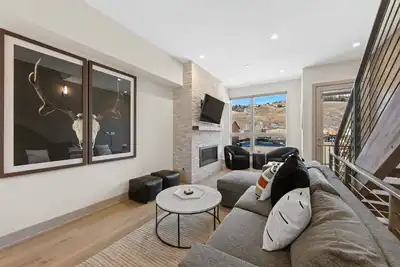 Image de Private Rooftop Balcony w/ Hot Tub & Panoramic Mountain Views, Close to Shops