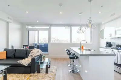 Image de Spacious Condo Walking Distance to High Park!