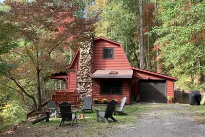 Image de Red Stone Retreat-10 Min to Asheville, Game Room, Firepit, Quiet and Secluded