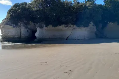 Image de Petite maison de  vacances dans un espace  sécurisé avec piscine, tennis etc. .