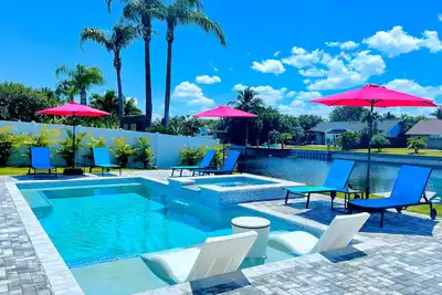Image de Stunning Delray Waterfront Oasis Heated Pool, Spa, Canal, Huge Patio, Pool Table