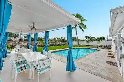 Image de Waterfront Tropic Oasis: Heated Pool, Pergola, Canal, Dock, Air Hockey!