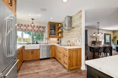 Image de Fresh & Modern 3 Bdr Home Blocks from Beach and Dining – Pet Friendly!