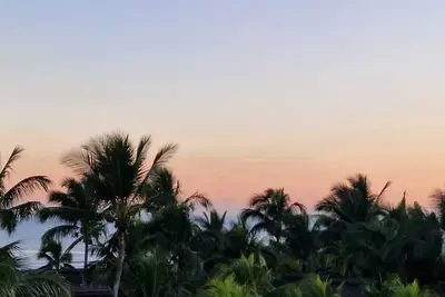 Image de Cozy, spacious apartment with amazing sunset over the ocean - 2 min from beach!