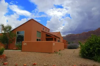 Image de Spacious and bright, private patio, Moab views, pool, Xl driveway, 2 car garage