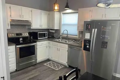 Image de Remodeled duplex near coliseum