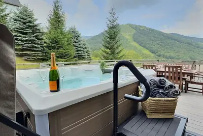 Image de SlopeSide Chalet - Pool, Grill, Hot tub, Views!