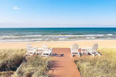 Image de Beachfront Cottage on Lake Michigan. Summer 2025 open! Dog Friendly!