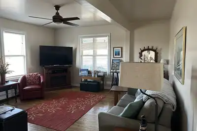 Image de Jimmy's Beach House \"A\" - 1/2 block to Ludington's City Beach Family unit.