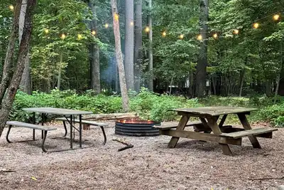 Image de Cabin in the woods with hot tub and lake views. Pets welcome! Close to Nordic.