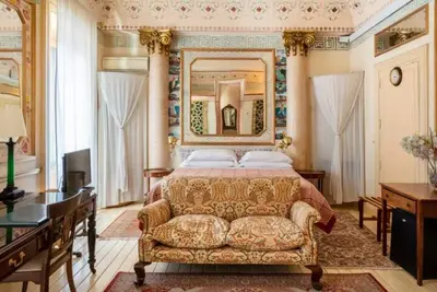 Image de Luminous Persian Suite with Two Balconies over the Opera