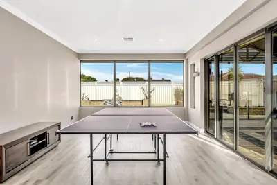 Image de Spacious Coastal Getaway - 4br Home with Pool, Games Room, and More in Safety Bay