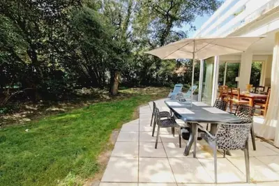Image de Rez de Jardin, terrain privatif 400 m² au cœur des bois, à 1 mn à pied de la mer