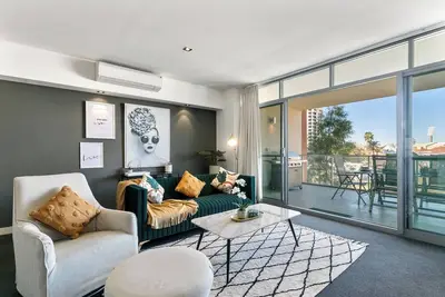 Image de Modern 3br apartment with city views, large balcony, Bbq, quiet yet central