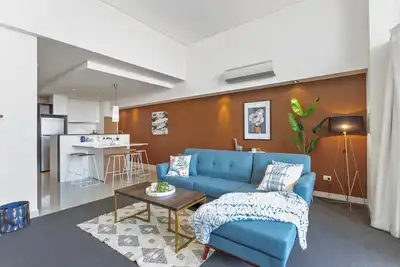 Image de Top-floor 3br apt, city views, large balcony, Bbq, close to Perth Cbd
