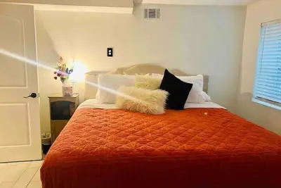 Image de Entire 2br Apt + King Bed & 120\" Projector