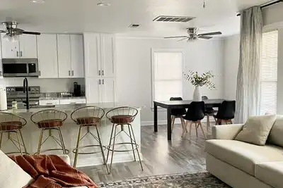 Image de 5 Minutes to Dickies Arena - Modern Renovated 2 Bedroom Home Plus Gameroom!