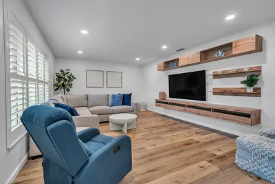 Image de Updated Luxury Canal Home with Pool, close to activities!