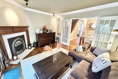Image de 7 Beds, Downtown, Cabbage Town, 2 Parking, newly renovated, Luxury Classic. \n\n