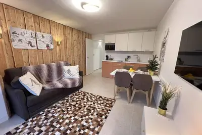 Image de 100m du centre station, 4ème étage, balcon, parking, télévision, casier à ski, 27m², Serre Chevalier