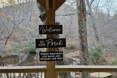 Image de Creekside treehouse. with hot tub.