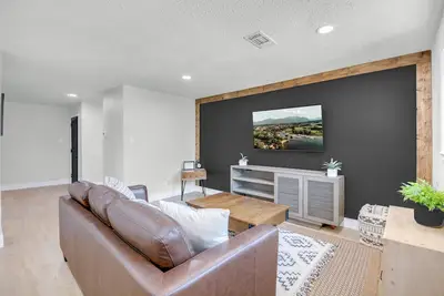 Image de Modern Remodeled Clean Quiet apt 1 king 1 Queen washer dryer onsite
