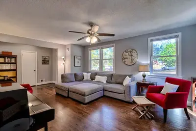 Image de The Cedar - Comfy, Cable, near Starbucks, Base, & City!