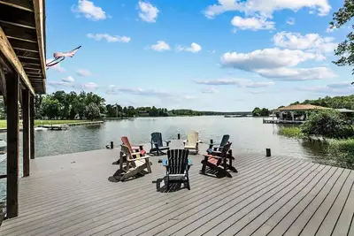 Image de Waterfront w/ room to gather & beautiful lake views! Lakeside firepit w/ swings