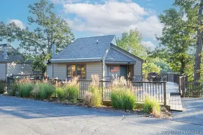 Image de Lake House: Stand-alone unit - Wrap-around deck!