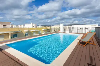 Image de Brand New 2 Bdr Flat W/Rooftop Pool by LovelyStay