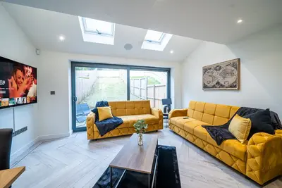 Image de Large-Maison-Salle de bain privée séparée-Vue sur Jardin-Private Secure Parking