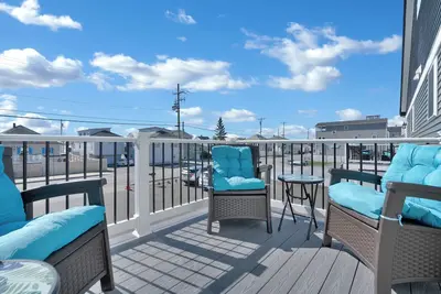 Image de Across the street from the beach with Ev Charger. Unit B in Duplex