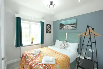 Image de Deluxe 3 Bedroom 2 Bath House &Parking by CozyNest