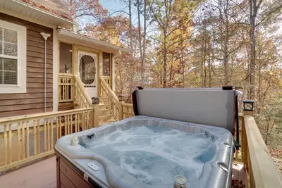 Image de Enchanted Forest Cottage w/ Hot Tub!