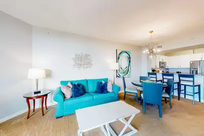 Image de 21st-floor condo with Gulf views, pool, hot tub, tennis, sauna, & private W/D