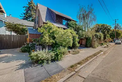 Craftsman house in great location with patio, streaming, workspace, W\/D, & Ac