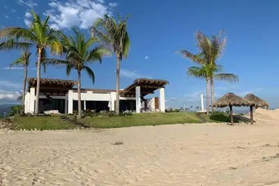 Image de Beach Front Puerto Escondido Villa, with 4 primary bedrooms and private pool