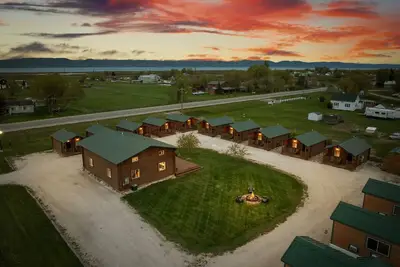 Image de 11 cabins! 12 Bedrooms! Game Room! Hot tub! Family Reunion! Business Retreat! Sleeps 50+