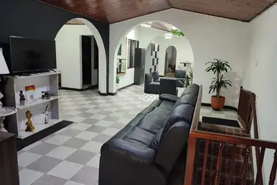 Image de Cozy house 5 minutes from downtown Medellín. Close to malls and easy transport!