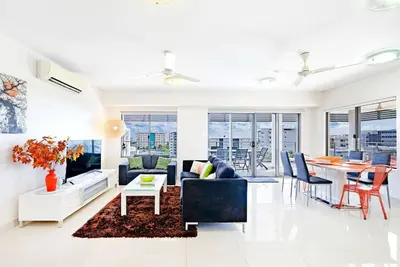 Image de The Smith A Vibrant Poolside Balcony Haven
