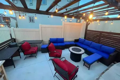 Image de Private Cozy Daylight Basement Private Entrance\n