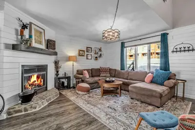 Image de Modern Townhome, 2 Decks, Fireplace
